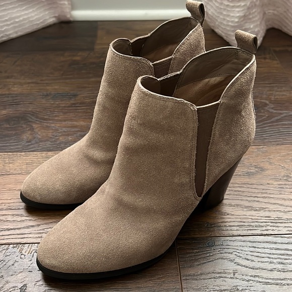 Women’s Shoes - Picture 1 of 7